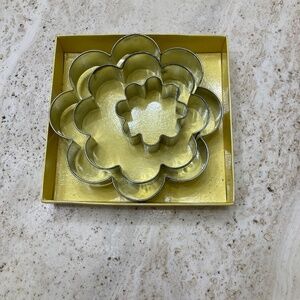 Blossom Flower Shape Metal Cookie Cutters 3 Piece Nested Set
